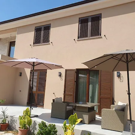 Traumhaftes In Nur 500 Meter Zum Mit Bbq-bereich, Parkplatz Appartamento Rovigno